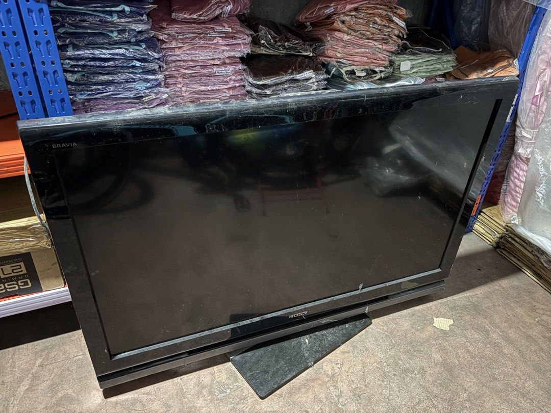 Song Bravia TV KLV- 46V400A (Category: TV) located in Manila. Submitted by angely12 (Listing ID 1464994061, Image 1). Description: ALL PHOTOS POSTED Still working No remote Bring own pick up and courier 44x30x5 Loc: hermosa, tondo.