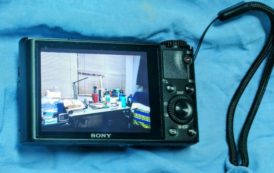 Sony RX100 Mark 1 (Category: Cameras) located in Manila. Submitted by atan07311952745 (Listing ID 1457546256, Image 3). Description: No issues as I can see. Got it recently. RFS: too small for my big hands Fixed price.
