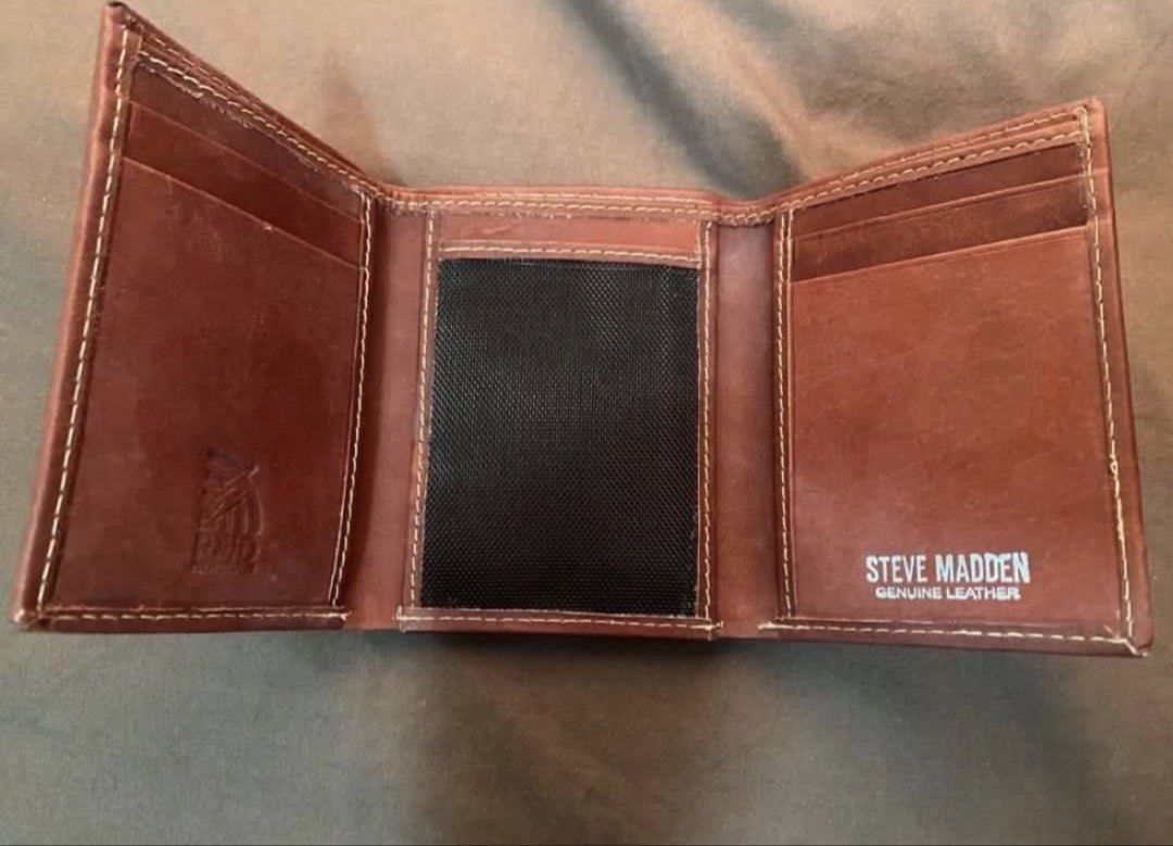 Steve Madden trifold leather wallet (Category: Belt bags, Clutches and Pouches) located in Manila. Submitted by bwshoppe (Listing ID 1465020213, Image 3). Description: Brand new with tag & box US purchased .