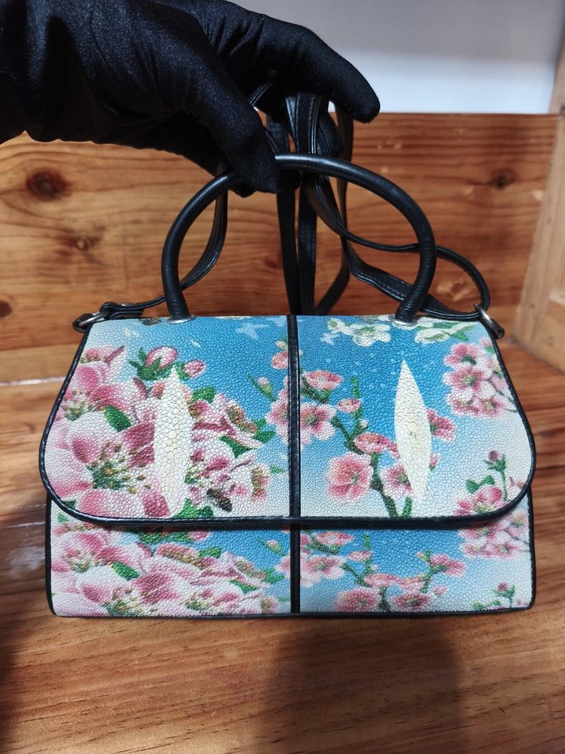 Stingray bag (Category: Shoulder Bags) located in Baguio. Submitted by queenlyne_vintage_rare_finds (Listing ID 1465009185, Image 2). Description: .