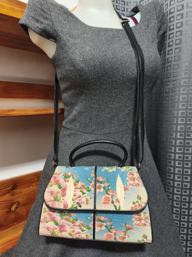 Stingray bag (Category: Shoulder Bags) located in Baguio. Submitted by queenlyne_vintage_rare_finds (Listing ID 1465009185, Image 1). Description: .