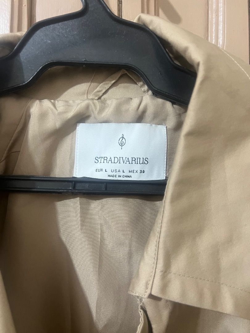 Stradivarius Beige Cropped Trench Jacket Size L (Category: Coats, Jackets and Outerwear) located in Pasay City. Submitted by sharshay317 (Listing ID 1465167695, Image 2). Description: Stradivarius cropped trench jacket in beige. Double-breasted front with tortoiseshell buttons, lapel collar, and shoulder epaulets. Size L EUR and USA. Clean styling, easy to layer over tops and dresses. Bought this but didn’t get to wear it so basically it is still