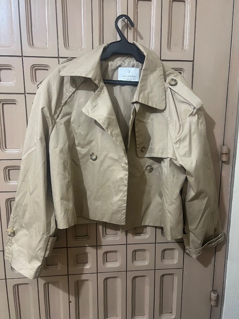 Stradivarius Beige Cropped Trench Jacket Size L (Category: Coats, Jackets and Outerwear) located in Pasay City. Submitted by sharshay317 (Listing ID 1465167695, Image 3). Description: Stradivarius cropped trench jacket in beige. Double-breasted front with tortoiseshell buttons, lapel collar, and shoulder epaulets. Size L EUR and USA. Clean styling, easy to layer over tops and dresses. Bought this but didn’t get to wear it so basically it is still