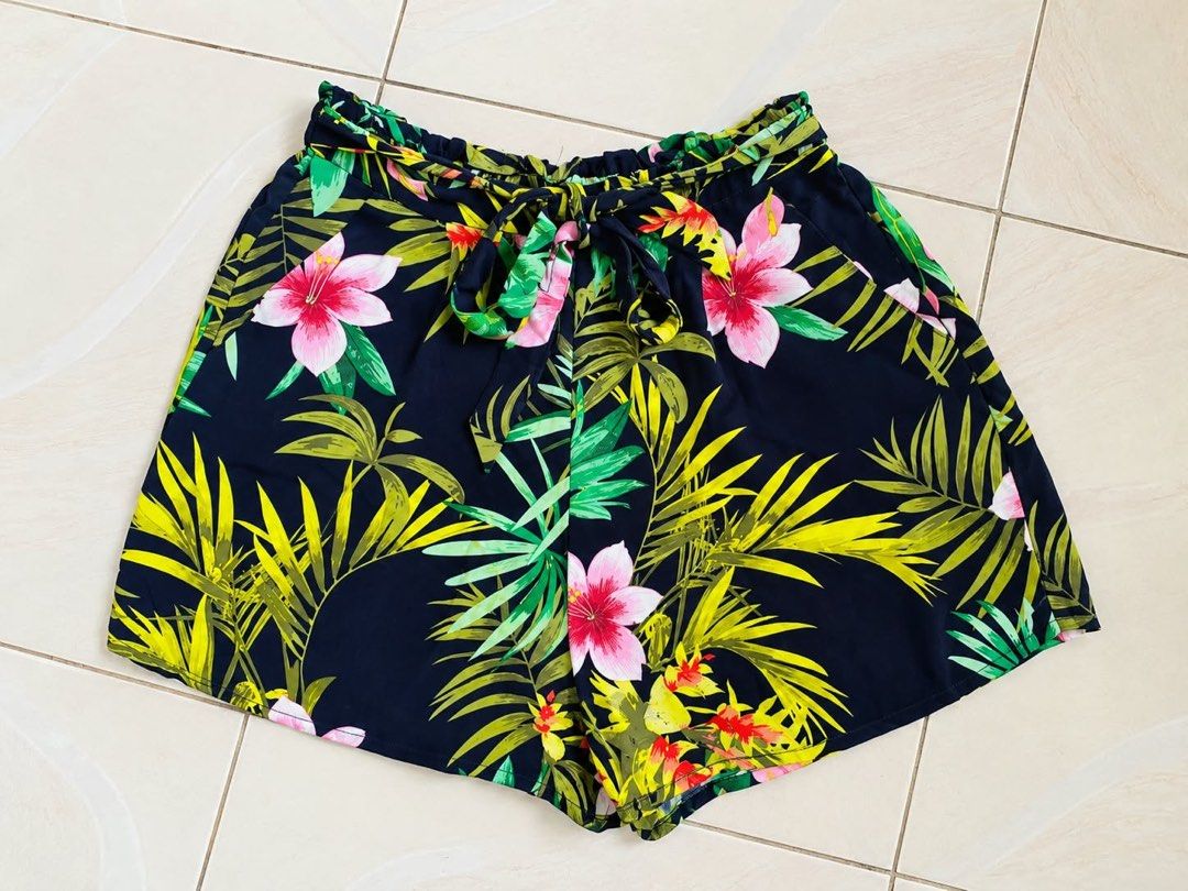 Stradivarius Highwaist Short (Category: Shorts) located in Manila. Submitted by qamilluxe (Listing ID 1465052624, Image 1). Description: Cotton Linen Large size 30-34 kasya.