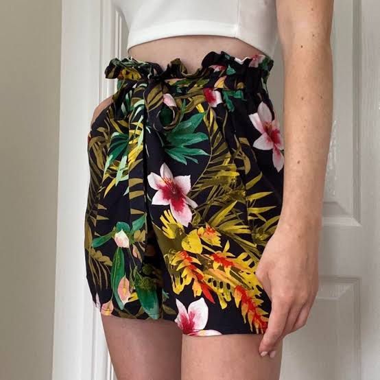 Stradivarius Highwaist Short (Category: Shorts) located in Manila. Submitted by qamilluxe (Listing ID 1465052624, Image 2). Description: Cotton Linen Large size 30-34 kasya.