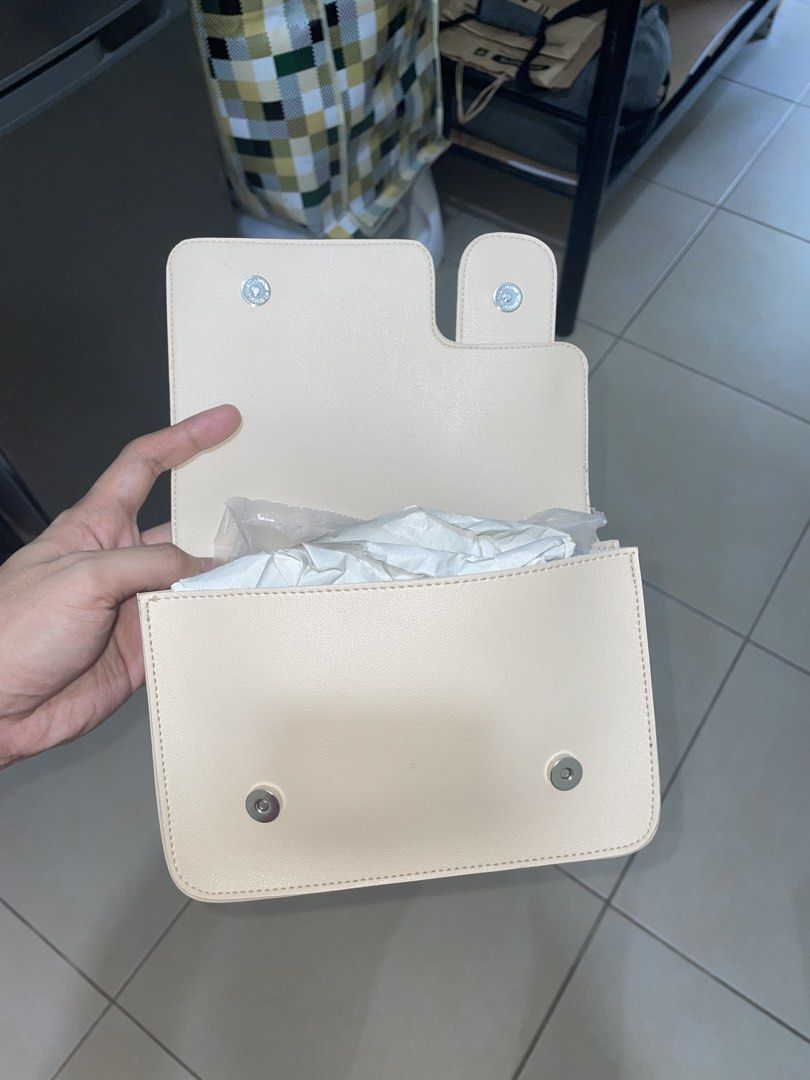 Straightforward DVL Noiva Sand (Category: Cross-body Bags) located in Manila. Submitted by oddbear_e25815 (Listing ID 1465046517, Image 3). Description: Brand New Straightforward DVL Noiva Sling Bag Never Used Color: Sand (Cream) SRP: ₱850 RFS: Impulsively Bought. Now declutterinng.