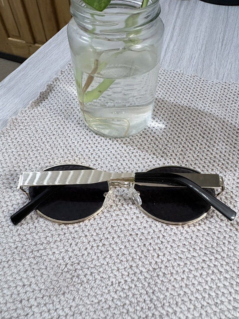 Reprised-Sunglasses for Women (Category: Sunglasses & Eyewear) located in Makati City. Submitted by january05 (Listing ID 1465094937, Image 3). Description: negotiable.