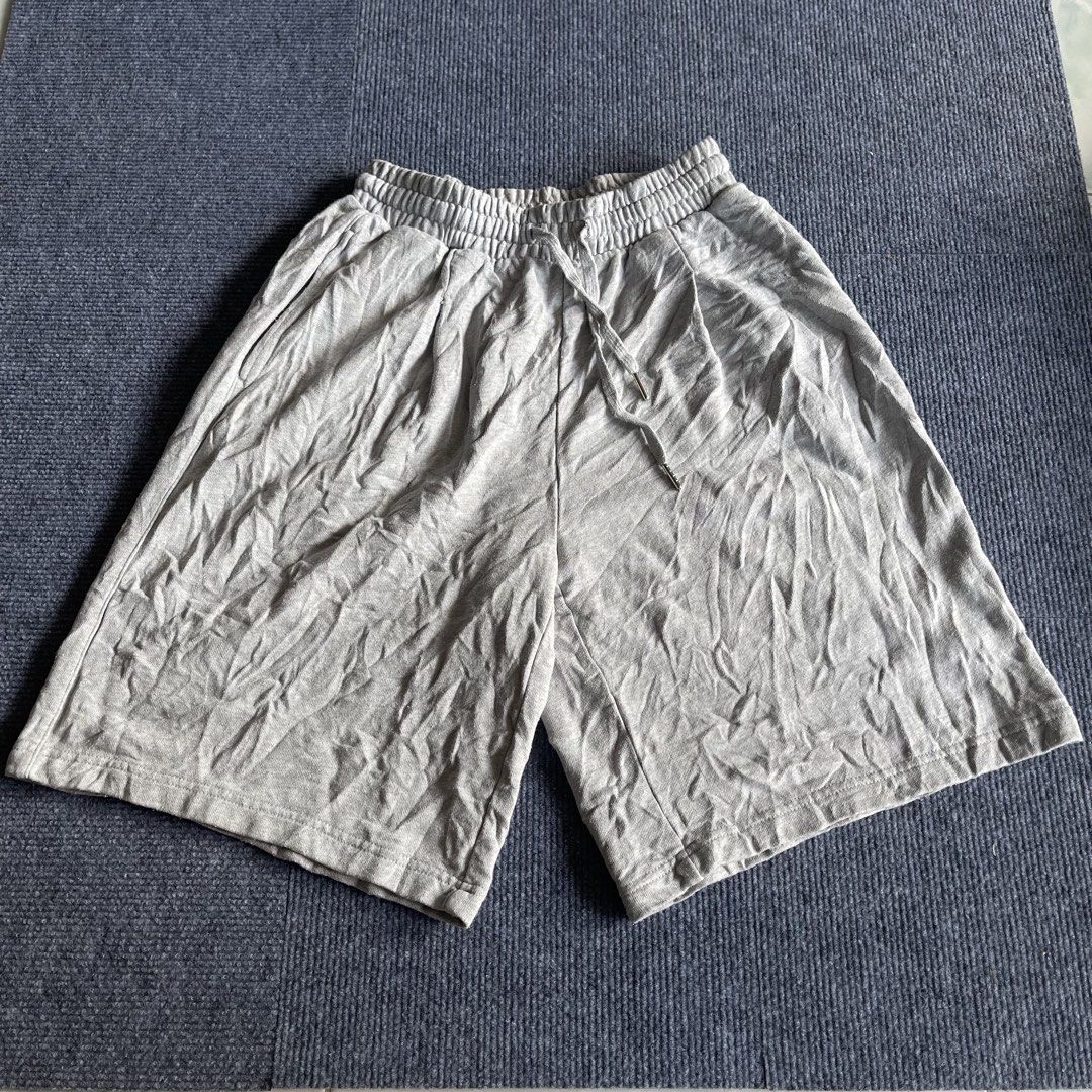Sweatshort size 26-32 (Category: Shorts) located in Butuan. Submitted by cgsayas20083001 (Listing ID 1465093145, Image 2). Description: Nasa pic na issue Hindi tagos saluob sa pocket lang.