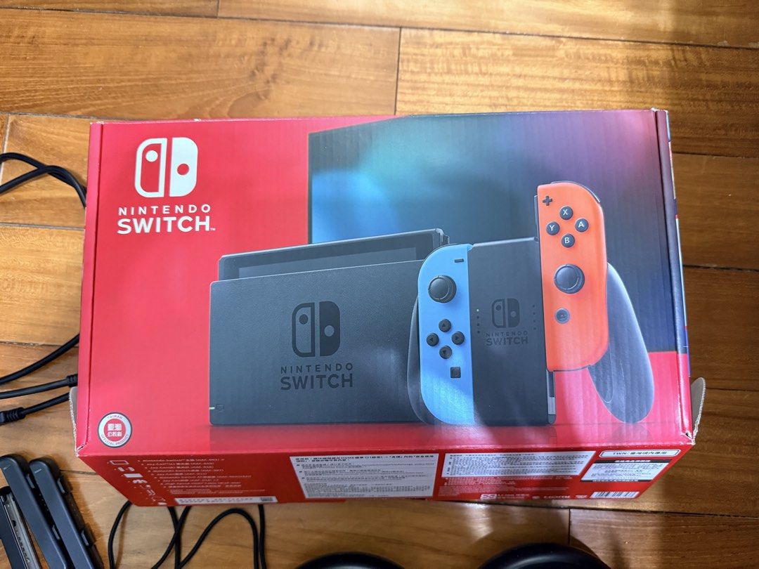 由 secondhandthingsssssss (刊登 ID 1464990683，圖片 3) 提交，位於 台中市 (Taichung) 的 Switch (類別：Nintendo 任天堂)，說明：可以私訊看更多圖片或是細節 商品保存良好 以格式化 手把：4 圓形開車手把：2 合併手把：1 充電座： 1 連接電視的線： 1 充電線： 1 會附贈螢幕保護貼 圖上所有東西皆保存良好 都會附上。