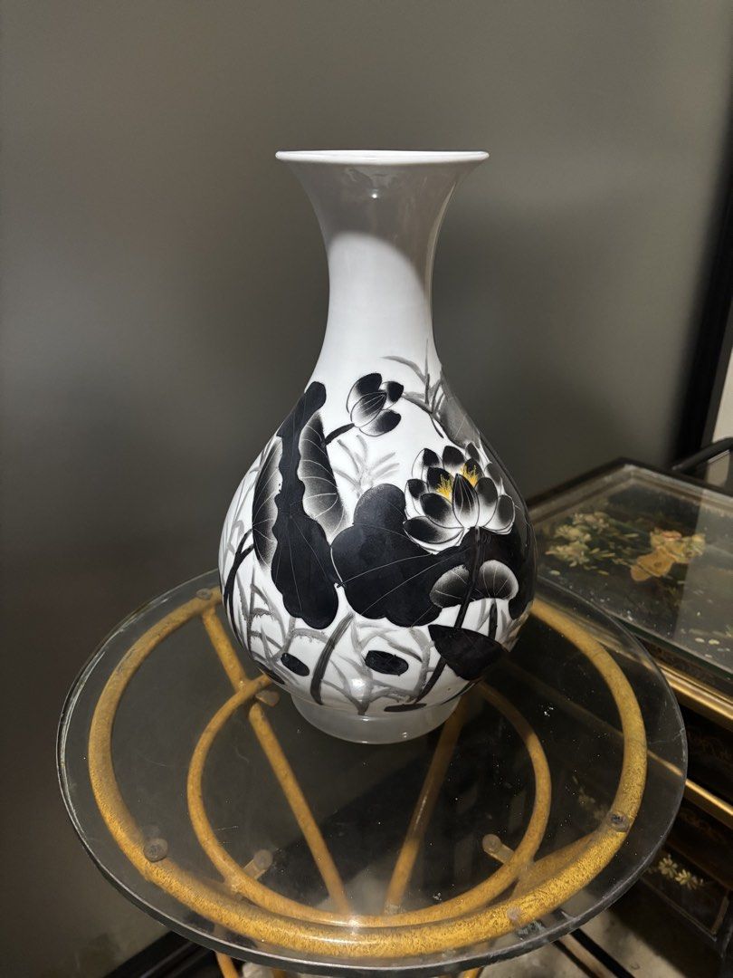 Take All Vase Set (Category: Vases & Decorative Bowls) located in Quezon City. Submitted by seraphimfatale (Listing ID 1465094660, Image 2). Description: - Take all ceramic vases - Beautiful white and red floral patterns with a glossy finish - Includes various sizes with narrow necks and flared rims - Ideal for fresh flowers or as stylish shelf decor Payment: Maya, Gcash, Bank transfer Location: QC Buyer arranges shipping .
