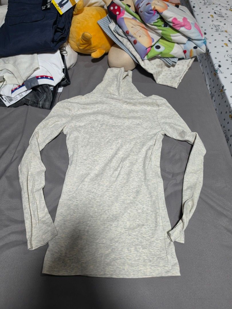 Terranova Off White Turtleneck Longsleeves Top (Category: Longsleeves) located in Quezon City. Submitted by snowflakes.specials (Listing ID 1465083105, Image 2). Description: With signs of usage Size Small.