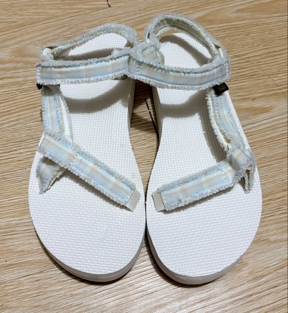 Teva midform fray frazier us 8 (Category: Sandals) located in Koronadal. Submitted by bulilitfam (Listing ID 1465055203, Image 2). Description: Ukaysource Bago pa my small tear lng sa side ndaganan sa bale pls check last pic Us 8 eur 39 Insole 25cm.