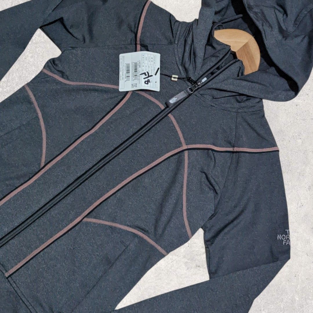 The Northface (Category: Coats, Jackets and Outerwear) located in San Juan City. Submitted by 4keeps.mnl (Listing ID 1465108824, Image 3). Description: AUTHENTIC ✅ ORIGINAL Condition: 10/10 Small 17x24 Issue: None.