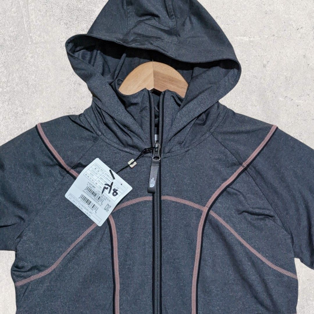 The Northface (Category: Coats, Jackets and Outerwear) located in San Juan City. Submitted by 4keeps.mnl (Listing ID 1465108824, Image 2). Description: AUTHENTIC ✅ ORIGINAL Condition: 10/10 Small 17x24 Issue: None.