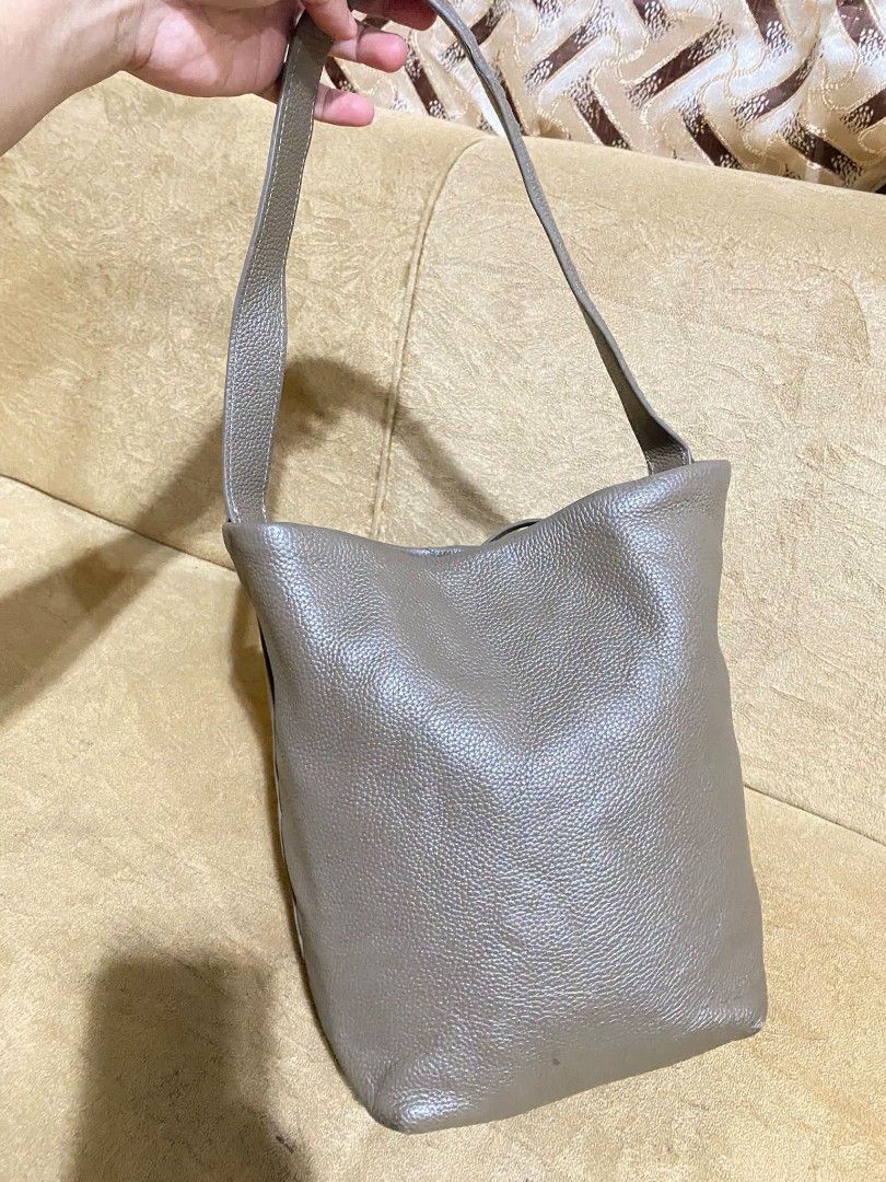 The Row (Category: Tote Bags) located in Dumaguete. Submitted by camillaolshoppe2 (Listing ID 1465044269, Image 2). Description: The Row D na visible name sa loob naging gamuza na leather may penmarks Then may ibang rubber lining natanggal Ganda pa Medium size.
