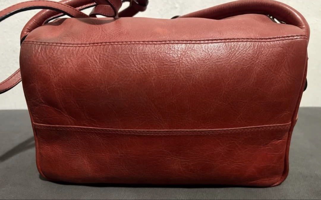 The Tannery Manila red leather bag (Category: Shoulder Bags) located in Manila. Submitted by bwshoppe (Listing ID 1464995028, Image 2). Description: Preloved Tannery RED bag with tag & dust bag Casey Red Firestone soft LEATHER in 2 ways can be carried on shoulder & hand with 1 outer zip pocket & 2 inner zip pockets. Spacious inside. Size: L 6 1/2” X W 10”X 6” base .
