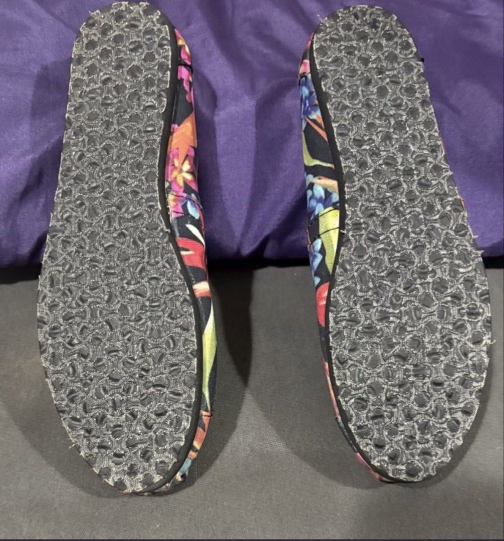 Toms sneakers (Category: Sneakers) located in Manila. Submitted by bwshoppe (Listing ID 1465046816, Image 3). Description: Brand new Purchased abroad.