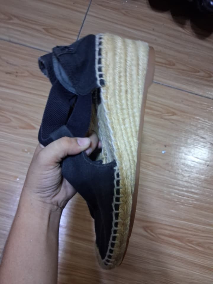 Tory burch (Category: Sneakers & Footwear) located in Koronadal. Submitted by glads08089 (Listing ID 1464972564, Image 3). Description: Tory Burch espadrilles.