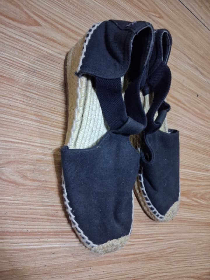 Tory burch (Category: Sneakers & Footwear) located in Koronadal. Submitted by glads08089 (Listing ID 1464972564, Image 1). Description: Tory Burch espadrilles.