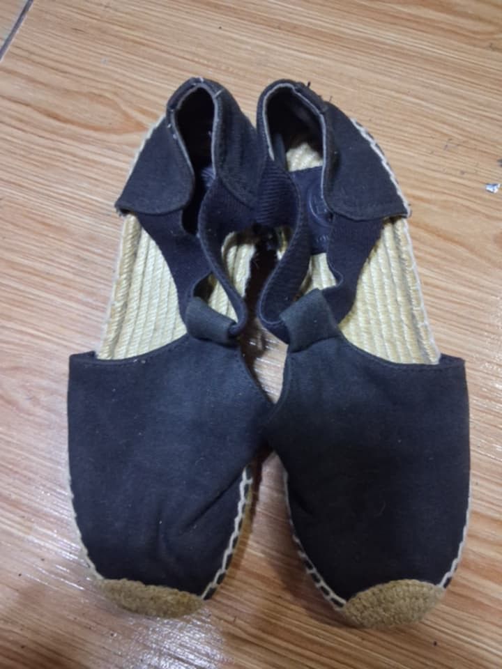 Tory burch (Category: Sneakers & Footwear) located in Koronadal. Submitted by glads08089 (Listing ID 1464972564, Image 2). Description: Tory Burch espadrilles.