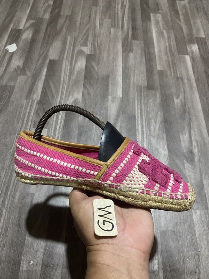 Tory Burch Espadrilles (Category: Loafers) located in Cebu City. Submitted by freemoon.b85e0c (Listing ID 1465164160, Image 1). Description: Tory Burch Espadrilles Legit/2nd hand Size 6 us/3.5 ul/36.5 euro/23 cm Price 1200 plus sf Minor sign of usage.