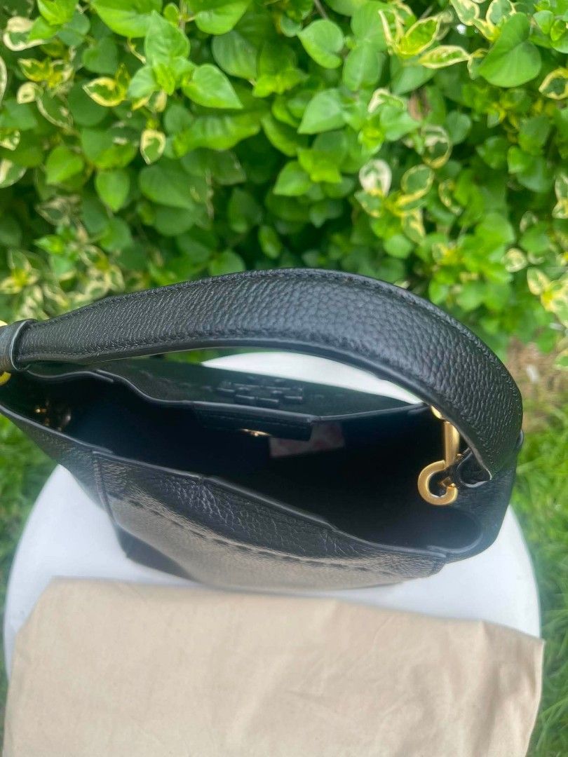 Tory Burch shoulder bag (Category: Luxury Bags & Wallets) located in Quezon City. Submitted by Shobsleilaalarcon (Listing ID 1465015865, Image 3). Description: medium dustbag with strap.