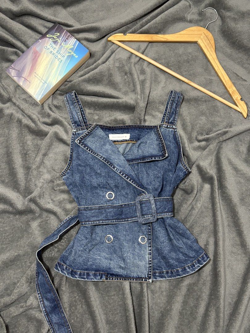 Trendy Denim Top (Category: Sleeveless) located in General Trias. Submitted by hiraethcullen (Listing ID 1465136377, Image 1). Description: fits to extra small | small 📍 General Trias, Cavite.