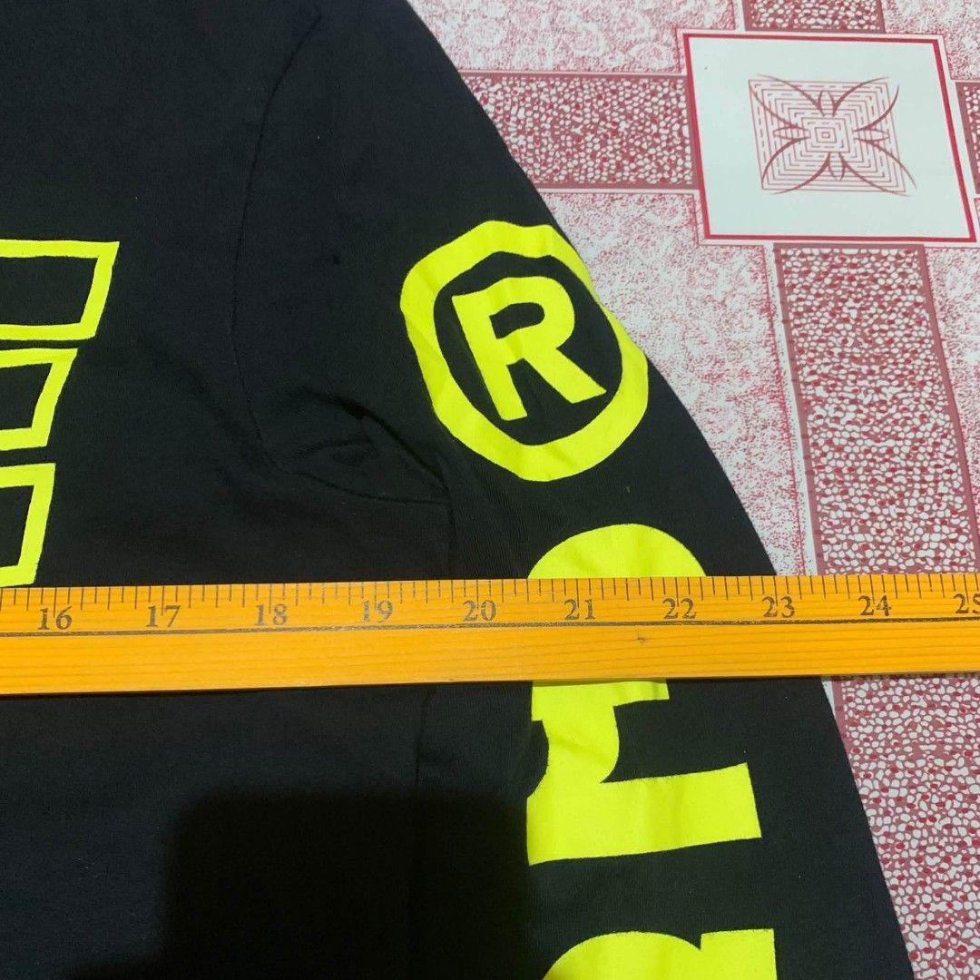 TRUE RELIGION (Category: Tshirts & Polo Shirts ) located in Sofronio Española. Submitted by diyad_thrift_things (Listing ID 1464978521, Image 3). Description: TRUE RELIGION / SLEEVES DESIGN Good condition Size last picture Issue crack prints Mine DM Disclaimer: I am not affiliated with any of the brands mentioned. The products I sell are thrifted, pre-owned items that were originally made by those brands. All trademarks, logos, and copyrights bel