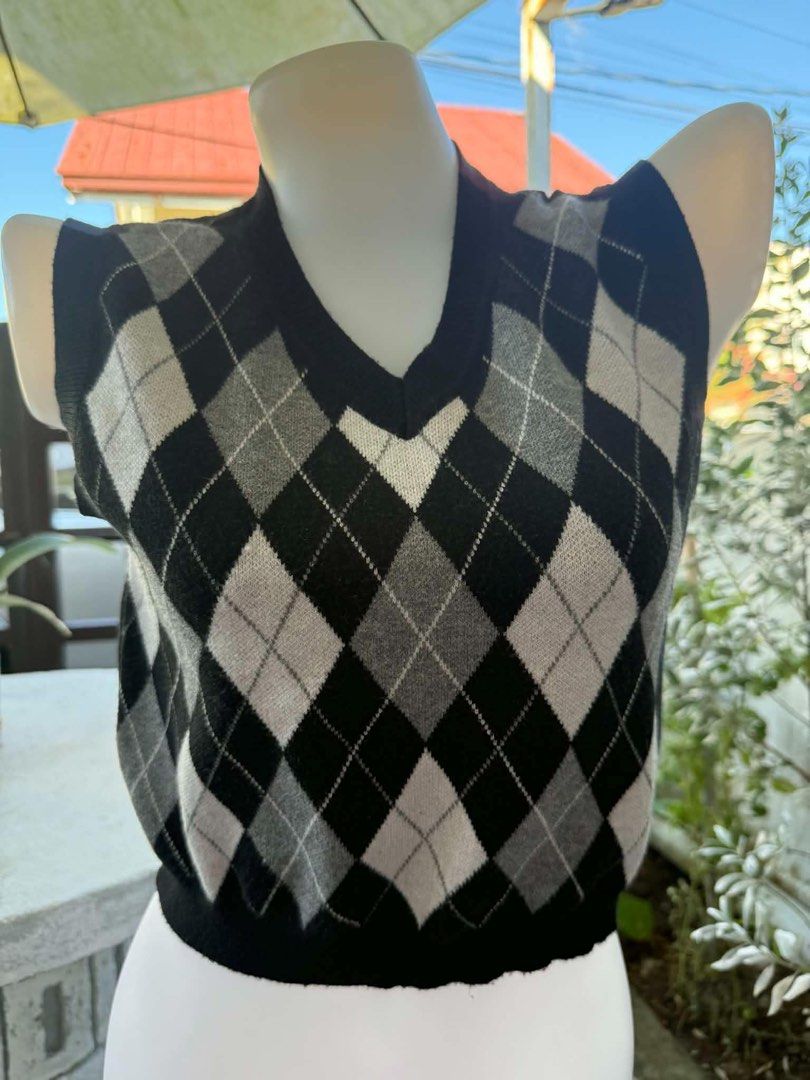 Tube,vest, croptop (Category: Blouses) located in Quezon. Submitted by glambasic (Listing ID 1465029242, Image 2). Description: Take all for 3 Tube h&m Vest shein Pink crop top zara 👗fits xs-small.