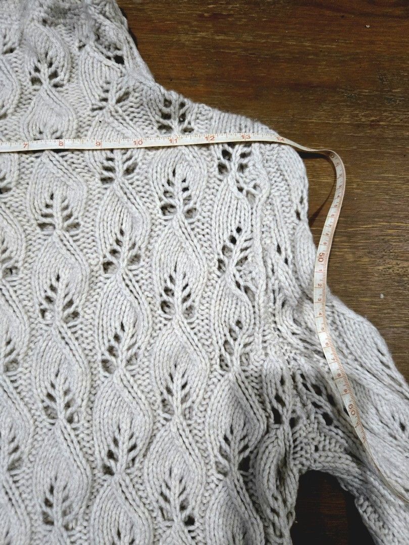 Turtle neck knitted top (Category: Others Tops) located in Manila. Submitted by oki.ukay (Listing ID 1465093585, Image 3). Description: .