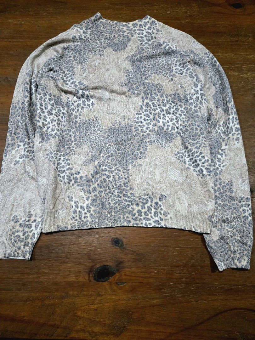 Turtle neck knitted top (Category: Others Tops) located in Manila. Submitted by oki.ukay (Listing ID 1465094131, Image 1). Description: best fit s-l women ( stretchable).