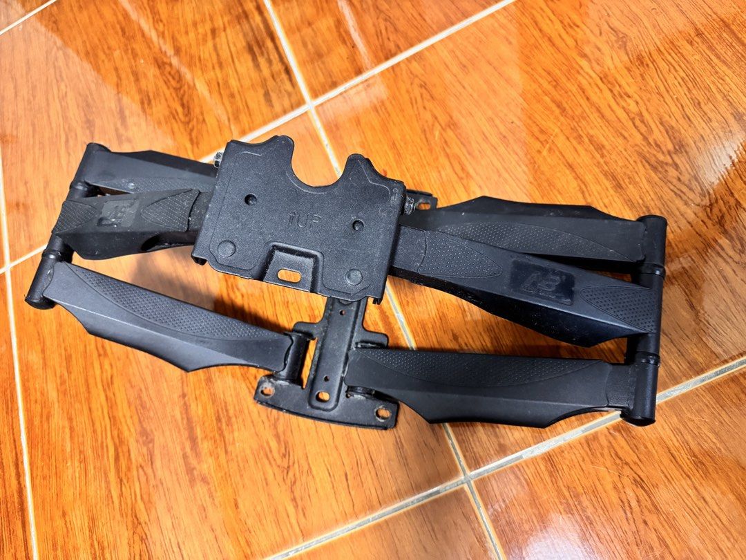 TV Wall Mount 32” (Category: TV Parts & Accessories) located in Quezon City. Submitted by helloandgoodbuy (Listing ID 1464987084, Image 3). Description: Sturdy TV Wall Mount for 32” TV. No screws included..