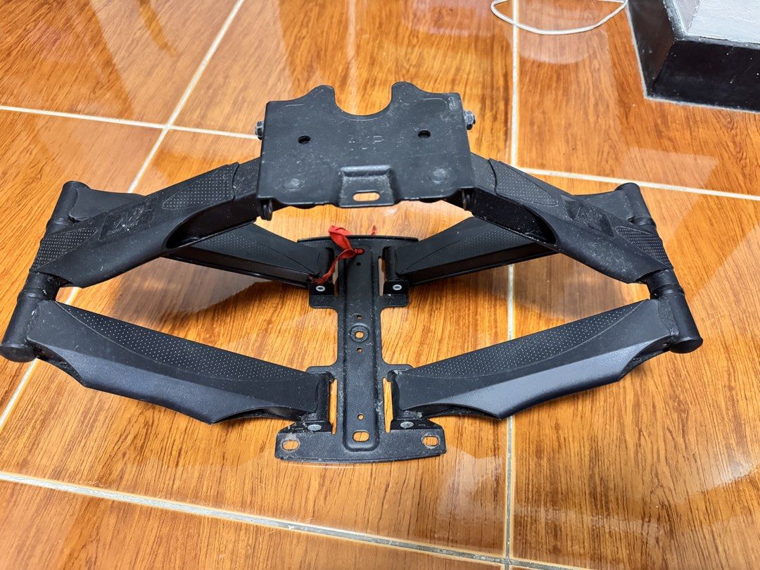 TV Wall Mount 32” (Category: TV Parts & Accessories) located in Quezon City. Submitted by helloandgoodbuy (Listing ID 1464987084, Image 2). Description: Sturdy TV Wall Mount for 32” TV. No screws included..