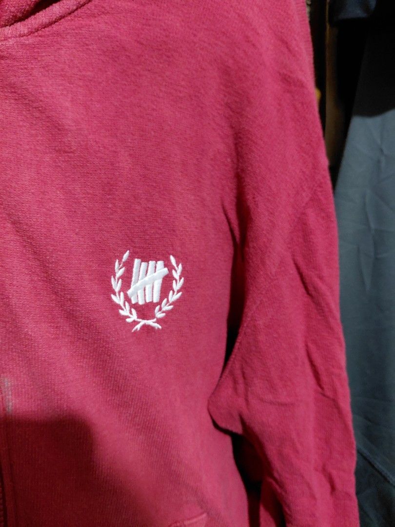 Undefeated Zip-Up Hoodie Red (Category: Hoodies) located in Imus. Submitted by frootiloots4103 (Listing ID 1464988200, Image 3). Description: - Brand: Undefeated - Color: Solid red - Style: Full zip-up hoodie with split kangaroo pocket - Details: White embroidered logo on chest, sleeve lettering, and small woven hem tag - Features: Ribbed cuffs and hem, great for layering in cooler weather OPEN FOR NEGO (best if aspack) 📍Imus, Cavite 4103 Can do