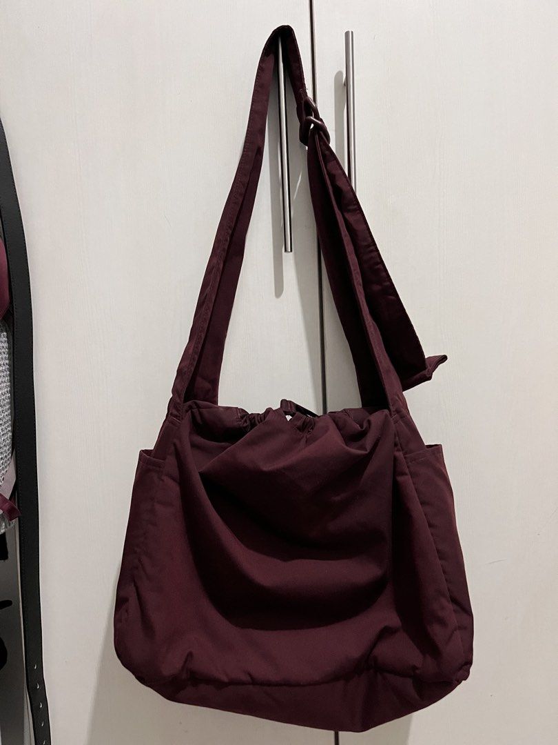 UNIQLO : C Soft Puffy Shoulder Bag Wine (Category: Shoulder Bags) located in Quezon City. Submitted by blesshie_ (Listing ID 1465115244, Image 3). Description: - Brand/Model: UNIQLO: C Soft Puffy Shoulder Bag - Color: Wine - Closure: Drawstring top - Features: Side pockets, roomy interior, adjustable strap with buckle hardware - Condition: Excellent, no flaws noted - Perfect as an everyday carryall - Original price: 1,490.