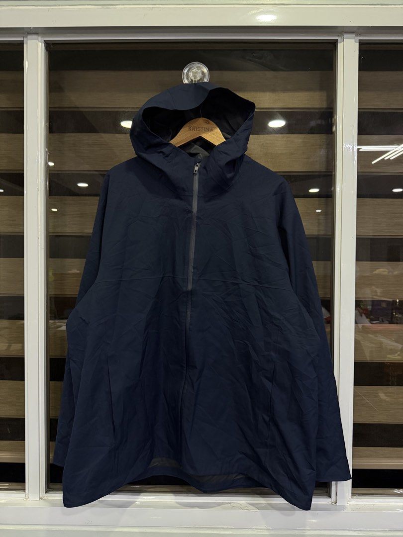 Uniqlo Blocktech Parka Navy Blue 4XL (Category: Coats, Jackets and Outerwear) located in Manila. Submitted by kristinata44809 (Listing ID 1465076084, Image 1). Description: - Brand: Uniqlo - Color: Navy Blue - Size: 4XL (Made in Vietnam) - Weather protection: Water-resistant, windproof, and durable water repellency (DWR) - Comfort & fit: Breathable and stretch fabric with inner grid pattern lining - Design: Full zip front with attached hood.