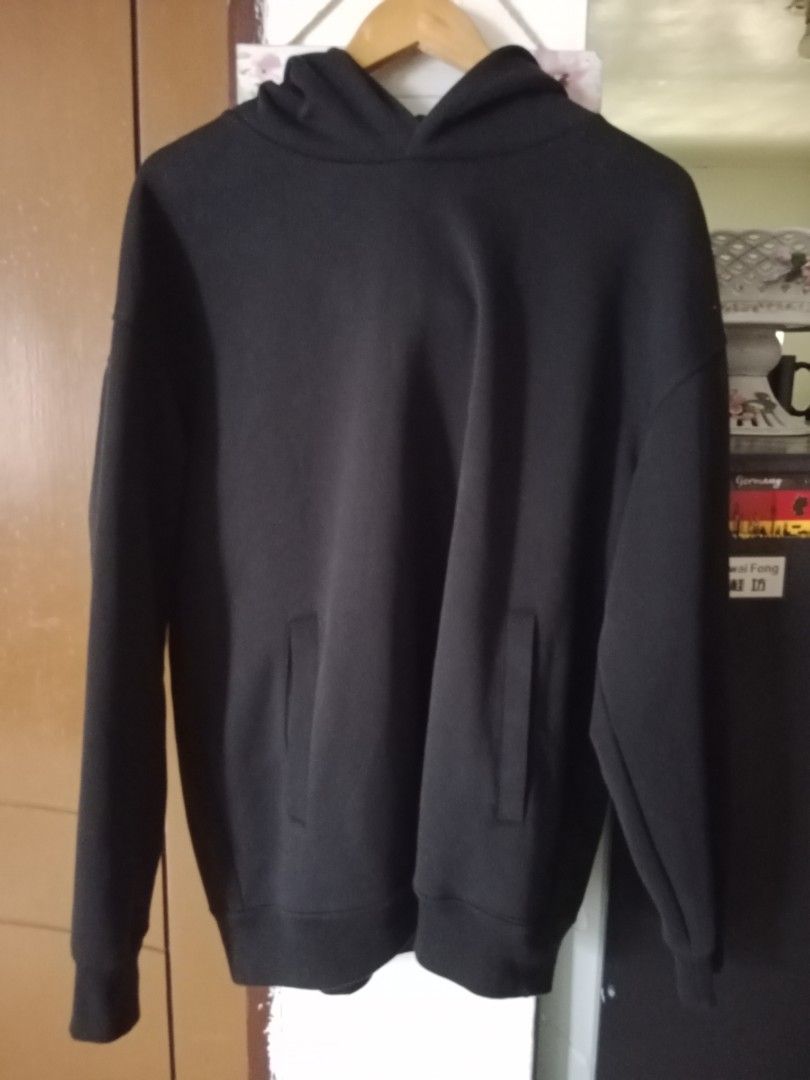 Uniqlo C Black Sweat Pullover Hoodie (Category: Hoodies) located in Manila. Submitted by apollo555 (Listing ID 1465085924, Image 3). Description: - Brand/Collection: Uniqlo C Collection - Color: Classic Black - Fit: Oversized fit through body and sleeves - Material: Heavyweight fabric with clean structure, ribbed cuffs and hem - Features: Minimalist design with practical vertical side pockets - Condition: Washed only a few times, no fading, no st