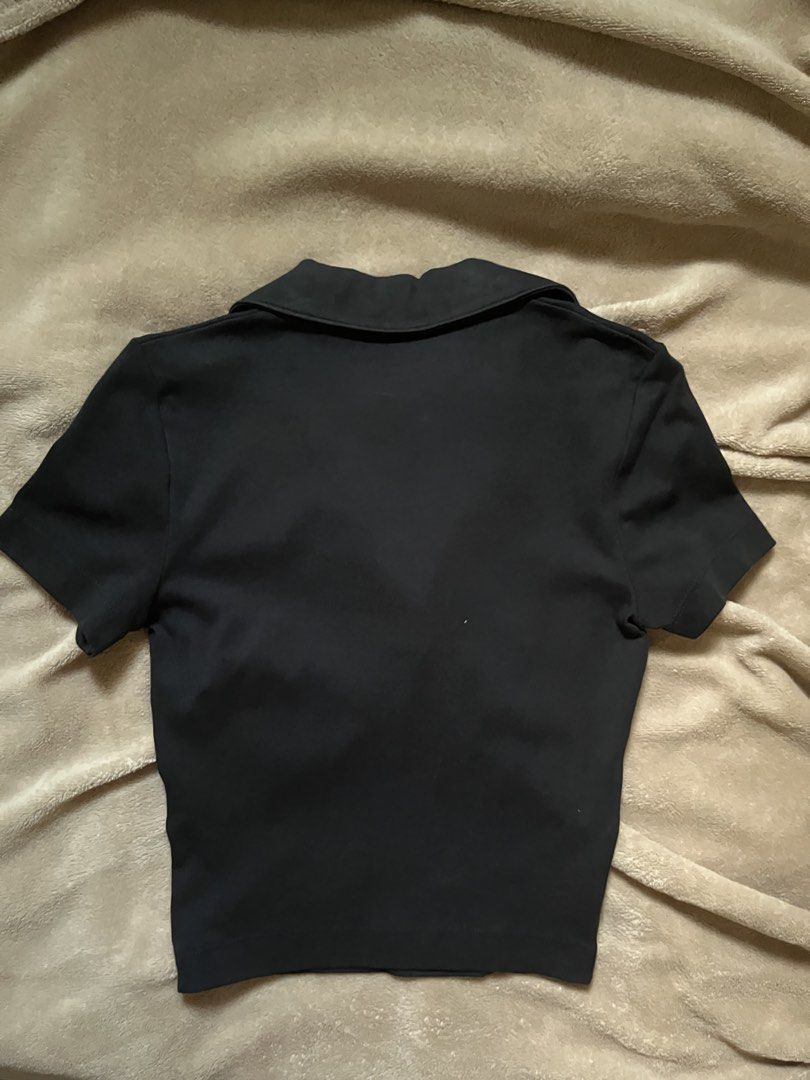 Uniqlo Collared Shirt (Category: Blouses) located in Subic. Submitted by amiegar (Listing ID 1465026667, Image 3). Description: Need wash .