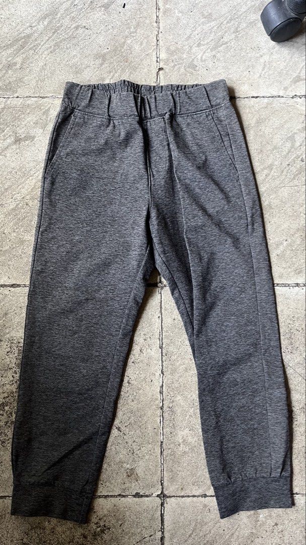 uniqlo gray sweat pants (Category: Babies & Kids Fashion) located in Quezon City. Submitted by dressingroombylech (Listing ID 1464976094, Image 1). Description: .
