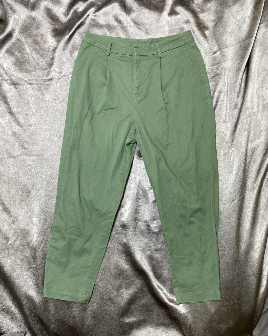 Uniqlo Green Pants (Category: Jeans) located in General Trias. Submitted by kevinthriftshop (Listing ID 1465031721, Image 1). Description: .