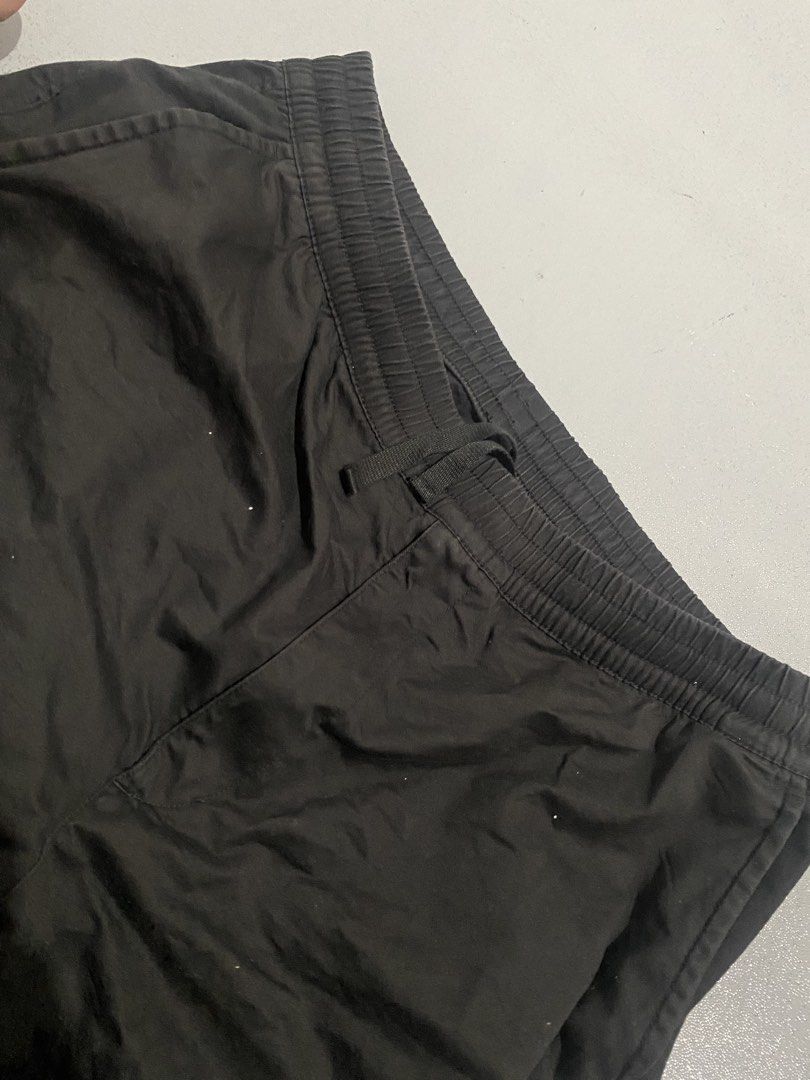 UNIQLO JOGGER PANTS MEN BLACK (Category: Joggers) located in Quezon City. Submitted by wantitkept (Listing ID 1465019944, Image 3). Description: no issues. hindi na nasusuot, hindi na fit. no bawas, fixes price na..