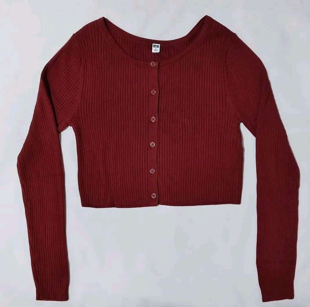 Uniqlo knitted top (Category: Longsleeves) located in Manila. Submitted by safewhale-01f4 (Listing ID 1465092827, Image 3). Description: uniqo knitted cardigan small like new.