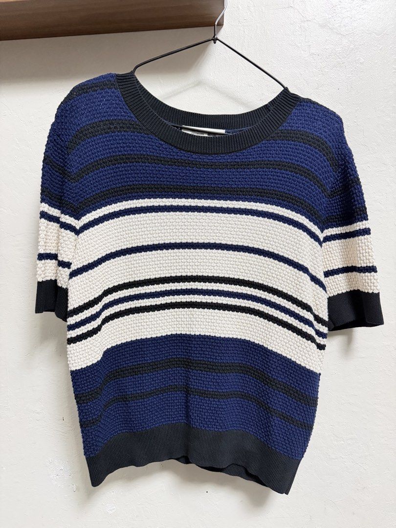 Uniqlo Knitted Top - Medium (Category: Longsleeves) located in Marikina City. Submitted by meandmyprelovedstuff (Listing ID 1465120701, Image 1). Description: Good as new No issues Color rate 9/10 RFS: Outgrown.