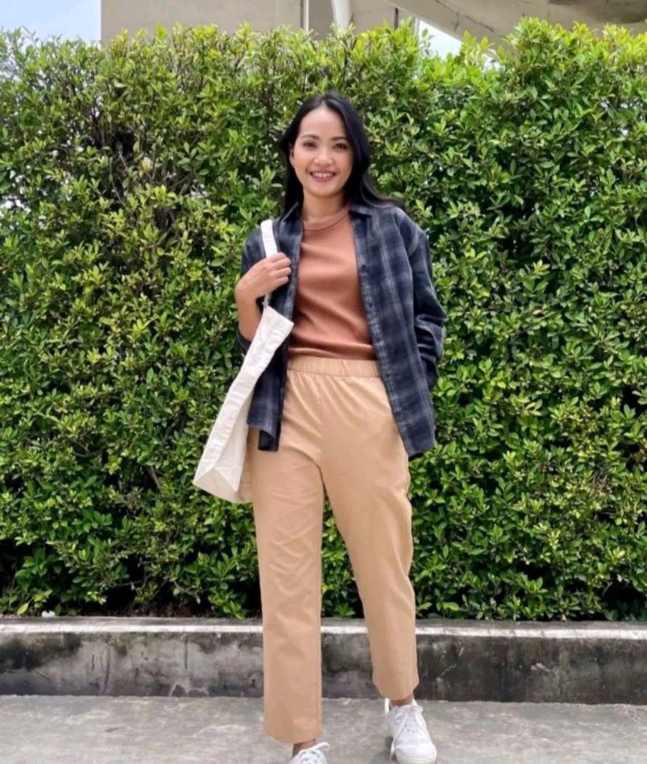 Uniqlo linen pants (Category: Other Bottoms) located in Manila. Submitted by safewhale-01f4 (Listing ID 1465086266, Image 1). Description: uniqlo linen pants small like new brown.