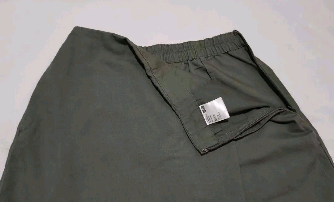 Uniqlo linen skort (Category: Other Bottoms) located in Manila. Submitted by safewhale-01f4 (Listing ID 1465002941, Image 2). Description: uniqlo linen skort small olive green like new.