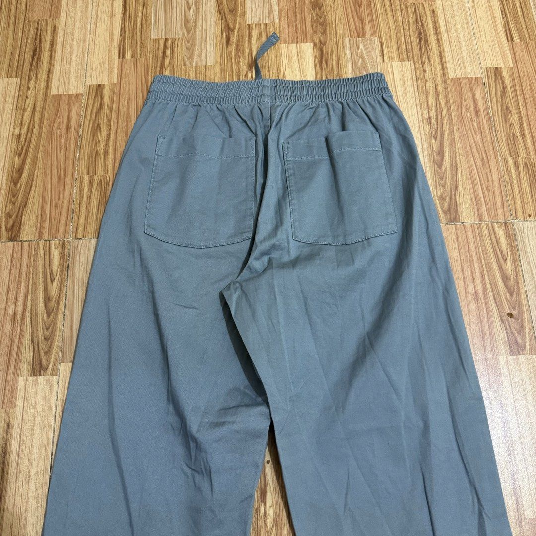 UNIQLO MEN’S EASY ANKLE PANTS (Category: Trousers) located in Manila. Submitted by thrifthing_121102 (Listing ID 1465099705, Image 3). Description: UNIQLO MEN’S EASY ANKLE PANTS •SIZE SMALL •WAIST - 27-34” •LENGTH - 37” •HEM - 8” •EXCELLENT CONDITION •NO ISSUES ₱599 + SF ✅All items are in excellent to new condition. ✅Color may vary due to lighting. 📦J&T Express or Lalamove Shipping. 💸Gcash Payment. 📍Moonwalk, Paranaque City.