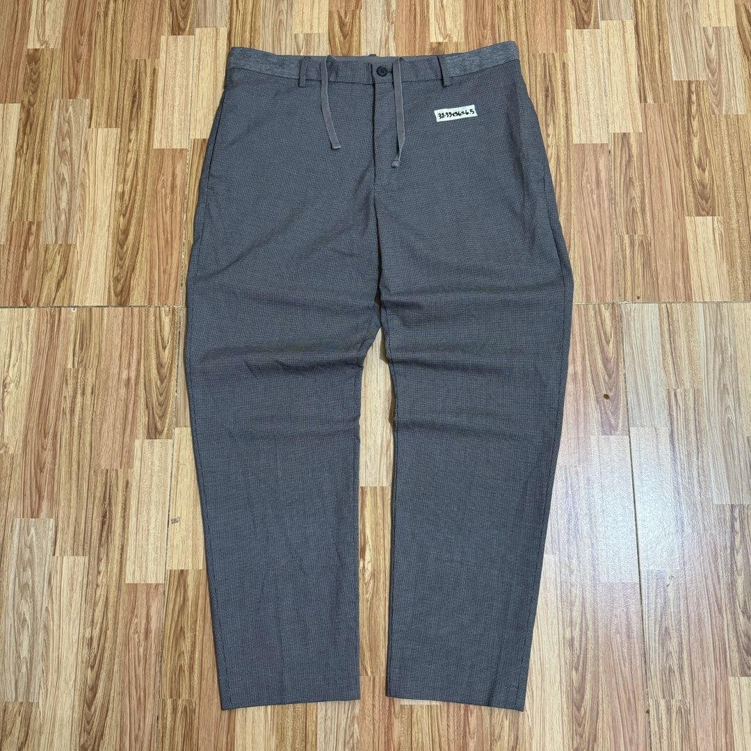 UNIQLO MEN’S EZY ANKLE PANTS (Category: Trousers) located in Manila. Submitted by thrifthing_121102 (Listing ID 1465099048, Image 1). Description: UNIQLO MEN’S EZY ANKLE PANTS •SIZE MEDIUM •WAIST - 32-33” •LENGTH - 36” •HEM - 6.5” •EXCELLENT CONDITION •NO ISSUES ₱599 + SF ✅All items are in excellent to new condition. ✅Color may vary due to lighting. 📦J&T Express or Lalamove Shipping. 💸Gcash Payment. 📍Moonwalk, Paranaque City.