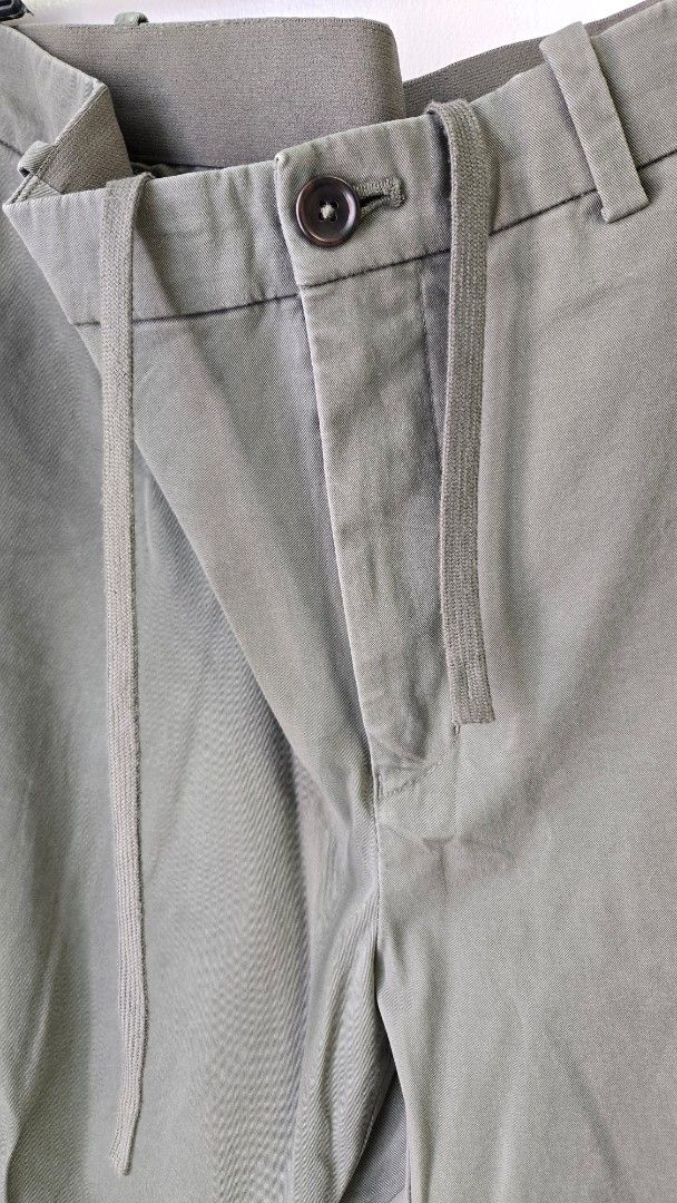 Uniqlo Olive Green Trousers (Category: Trousers) located in Manila. Submitted by gratsimaravilla (Listing ID 1465003683, Image 2). Description: - Brand: Uniqlo - Color: Olive Green - Size: L (Fits waist 84-92cm) - Material: 96% Cotton, 4% Spandex (Pocket lining: 68% Polyester, 32% Cotton) - Features: Drawstring waistband and button closure - Origin: Made in Indonesia.
