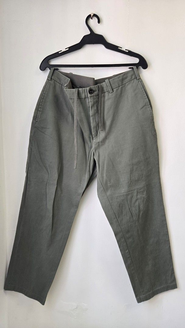 Uniqlo Olive Green Trousers (Category: Trousers) located in Manila. Submitted by gratsimaravilla (Listing ID 1465003683, Image 1). Description: - Brand: Uniqlo - Color: Olive Green - Size: L (Fits waist 84-92cm) - Material: 96% Cotton, 4% Spandex (Pocket lining: 68% Polyester, 32% Cotton) - Features: Drawstring waistband and button closure - Origin: Made in Indonesia.