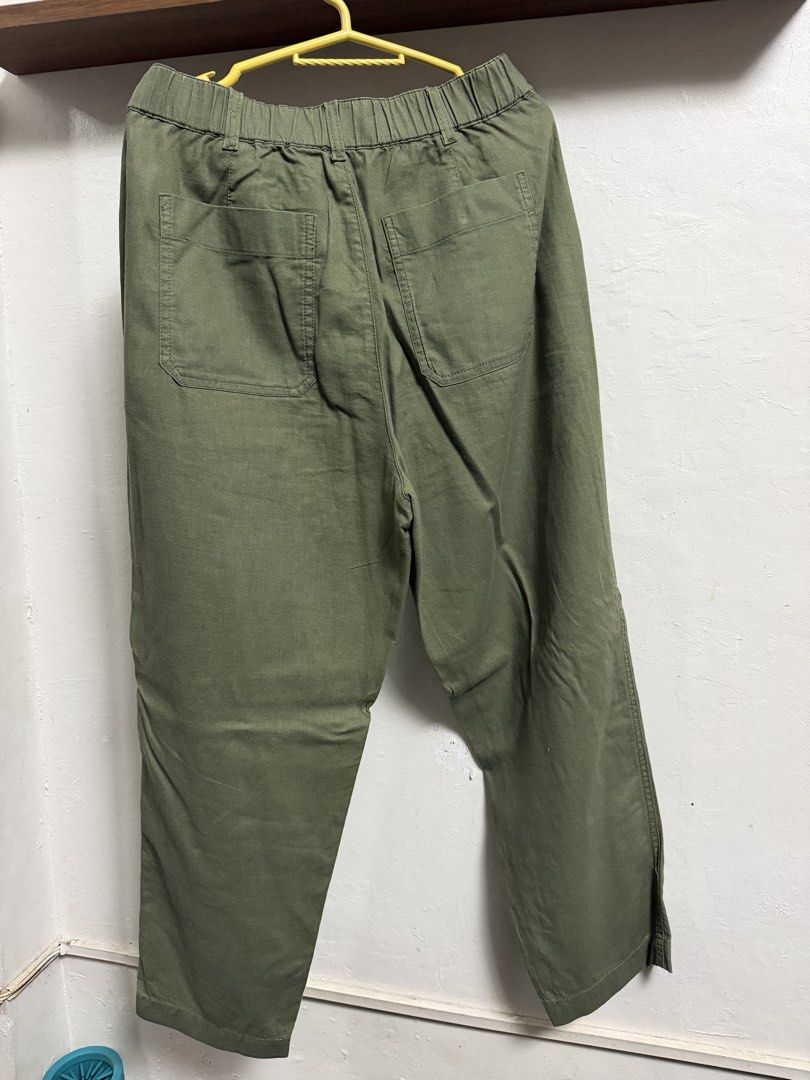 Uniqlo Olive Linen Cotton Drawstring Pants Size M (Category: Trousers) located in Marikina City. Submitted by meandmyprelovedstuff (Listing ID 1465163423, Image 2). Description: - Brand: Uniqlo - Color: Olive Green - Size: M (Waist: 63-69cm, Hips: 88-94cm) - Material: Lightweight linen-cotton blend - Features: Drawstring waistband with button closure, front pockets, and two back pockets - Condition: Great for casual, everyday styling Color rate: 